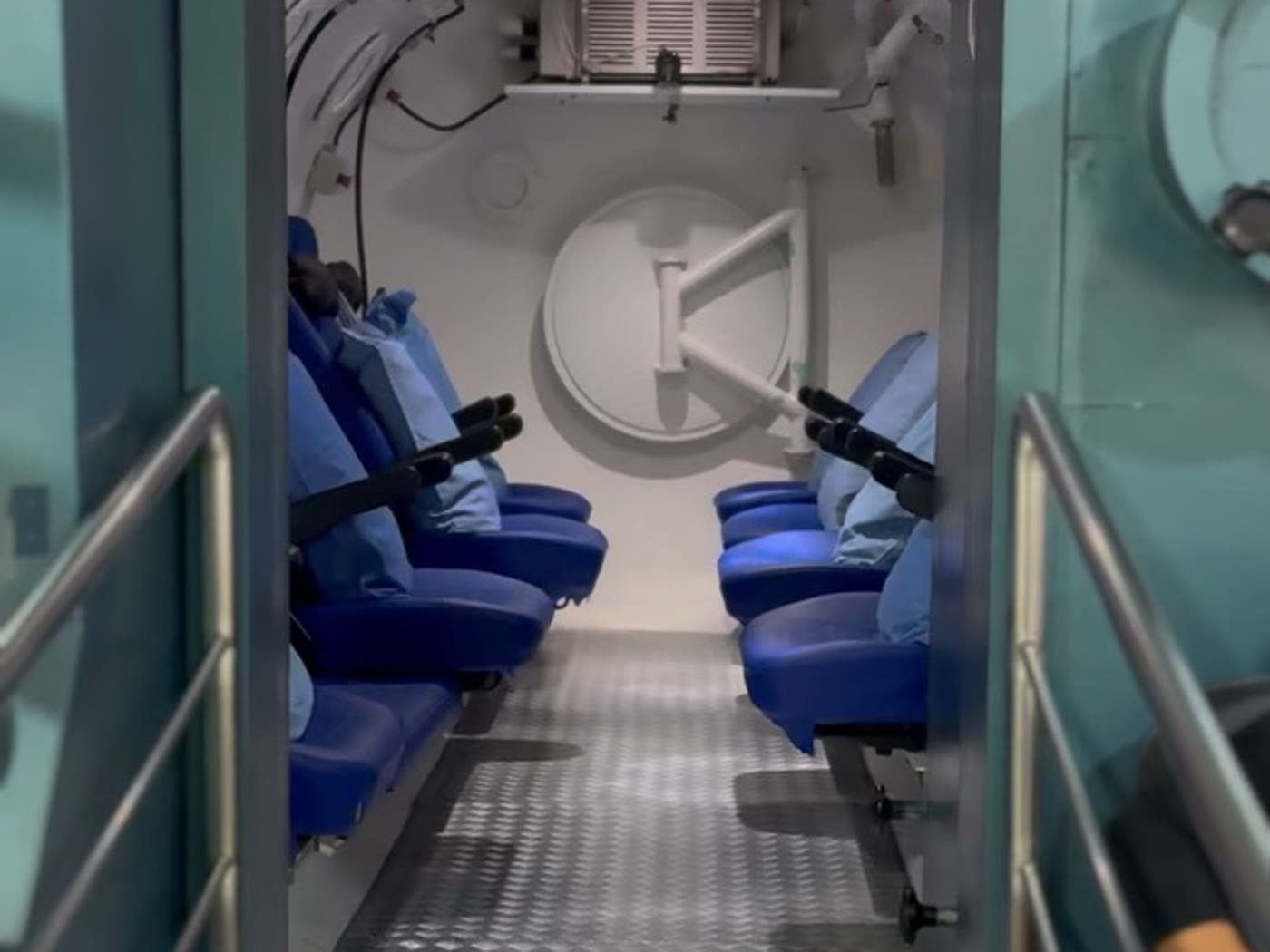 Interior da câmara hiperbárica multiplace, com as poltronas onde o paciente fica sentado durante a sessão