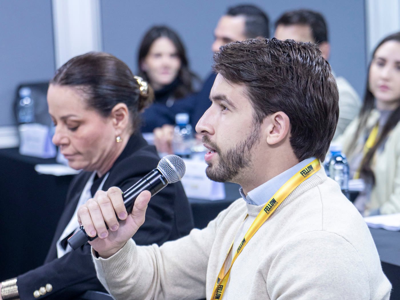 Dr. Jorge Madeiro com o microfone, perguntando durante workshop de emagrecimento e hipertrofia