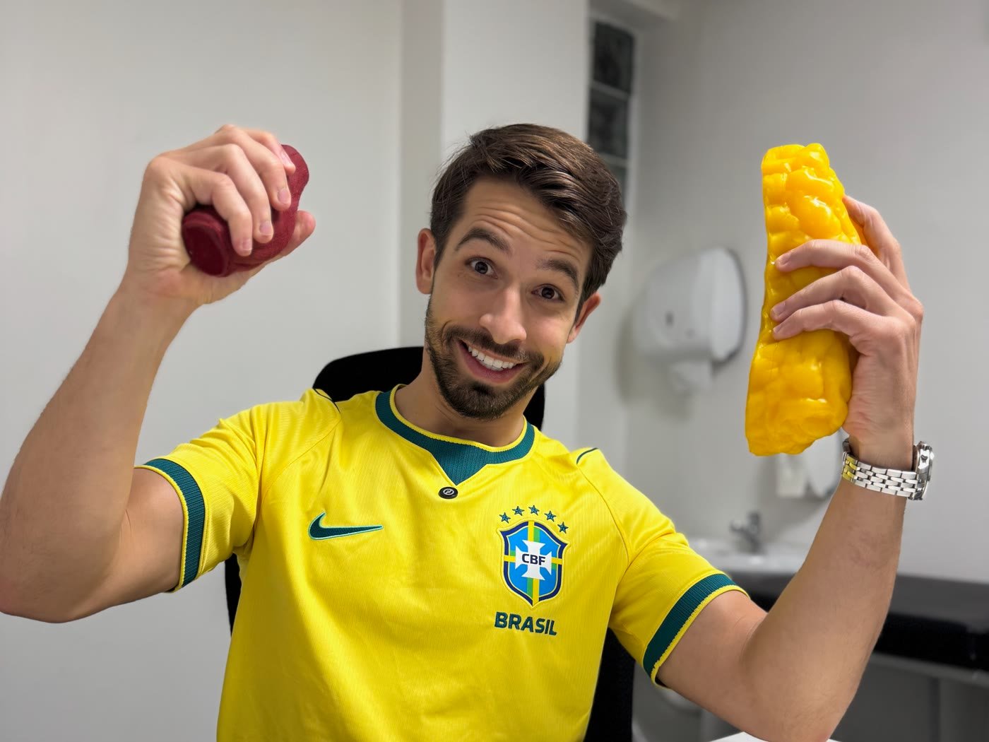 Dr. Jorge Madeiro, médico, segurando as réplicas de músculo e de gordura, a diferença que decide se o peso se mantém depois de parar a caneta emagrecedora