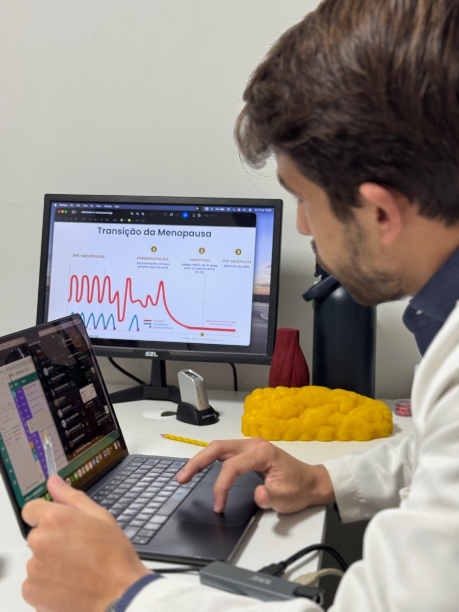Dr. Jorge Madeiro analisando a curva da transição da menopausa