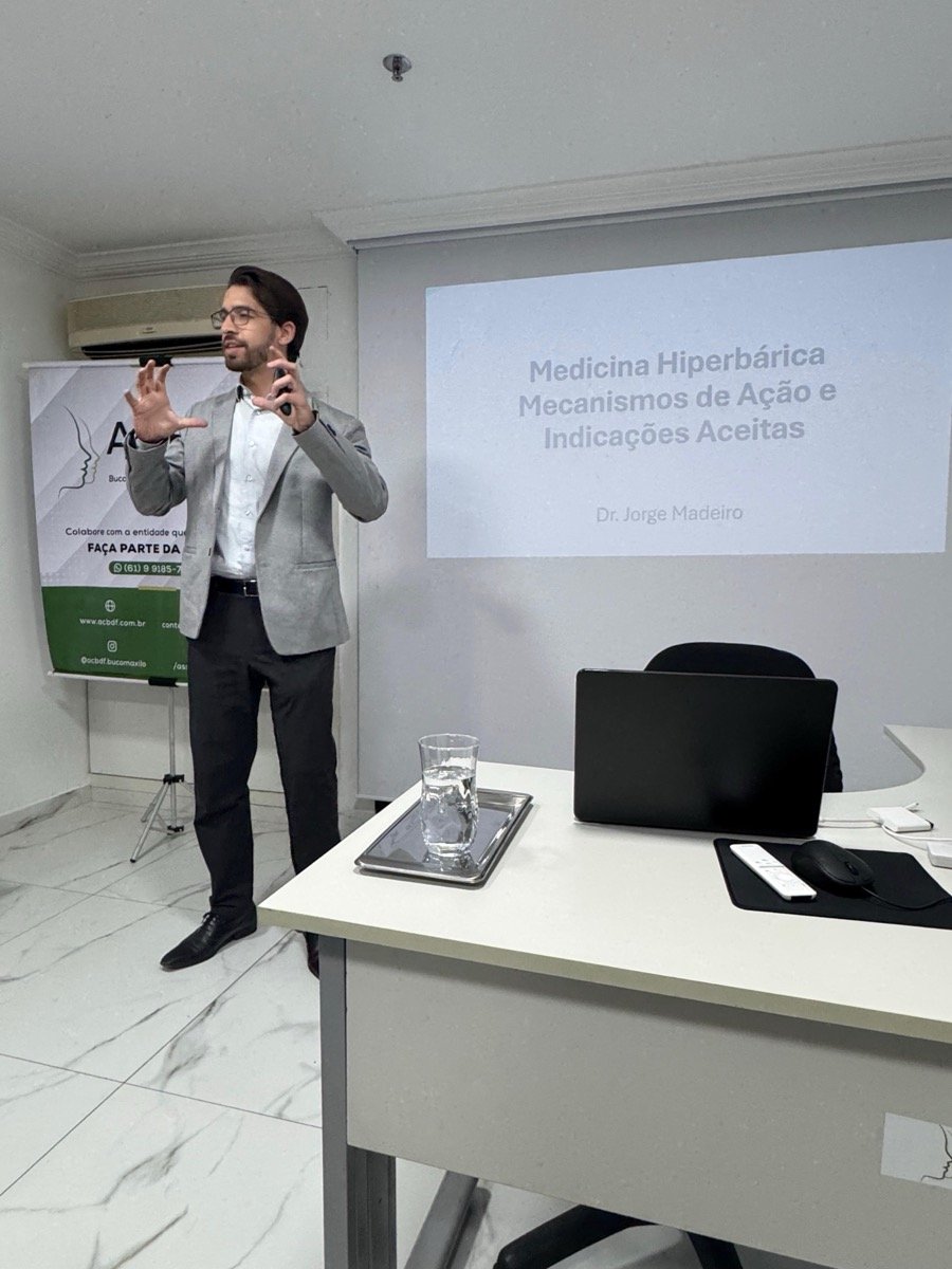 Dr. Jorge Madeiro palestrando sobre indicações da medicina hiperbárica