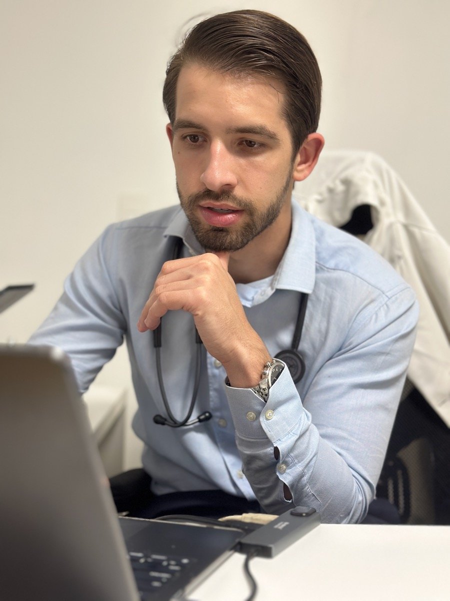 Dr. Jorge Madeiro avaliando exames no consultório