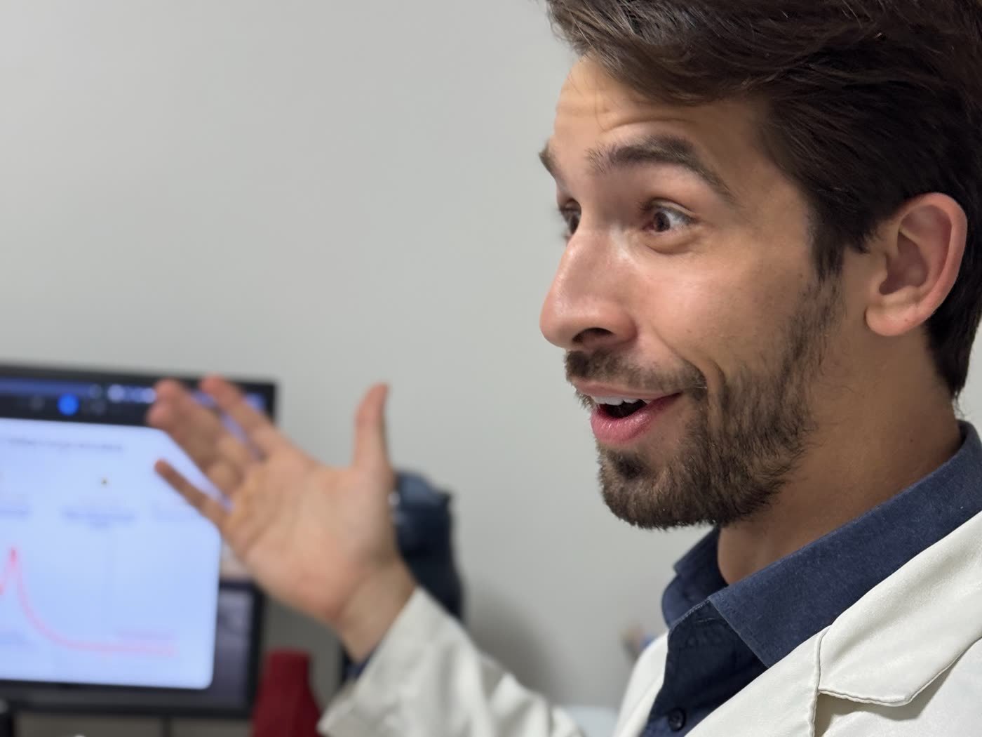 Dr. Jorge Madeiro no consultório, explicando o resultado da bioimpedância para o paciente
