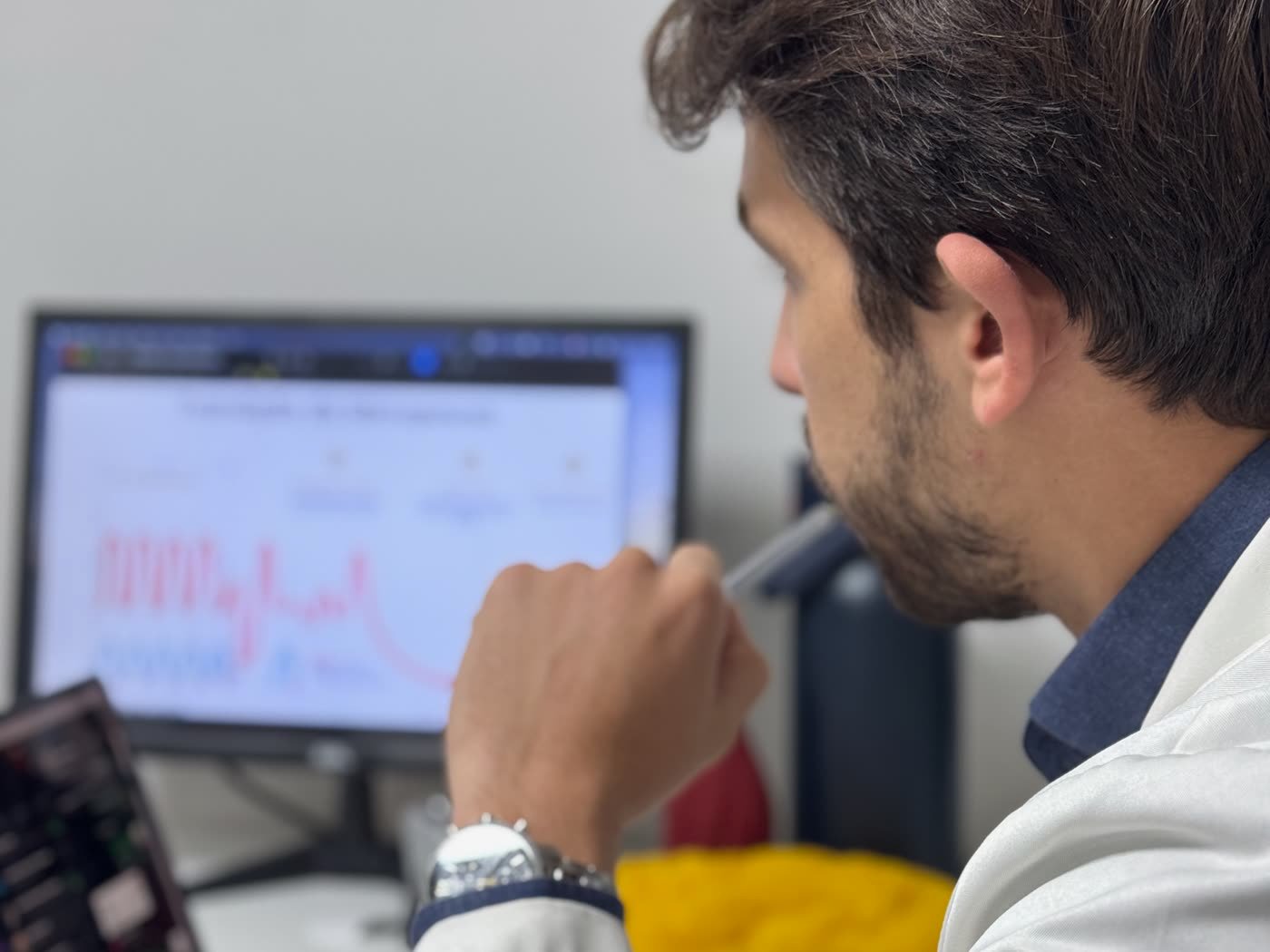 Dr. Jorge Madeiro no consultório, analisando o gráfico da transição da menopausa antes de indicar reposição hormonal
